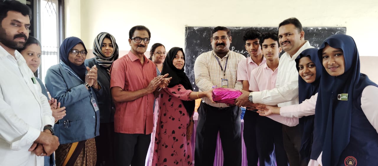 സ്കൂൾ ലൈബ്രറിയിലേക്ക് രക്ഷിതാക്കളുടെ കൈതാങ്ങ്